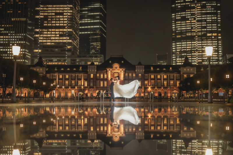 水面反射と夜景を含む構図