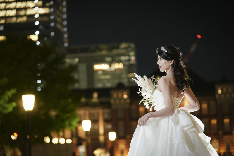 オレンジ色の東京駅舎を背景に