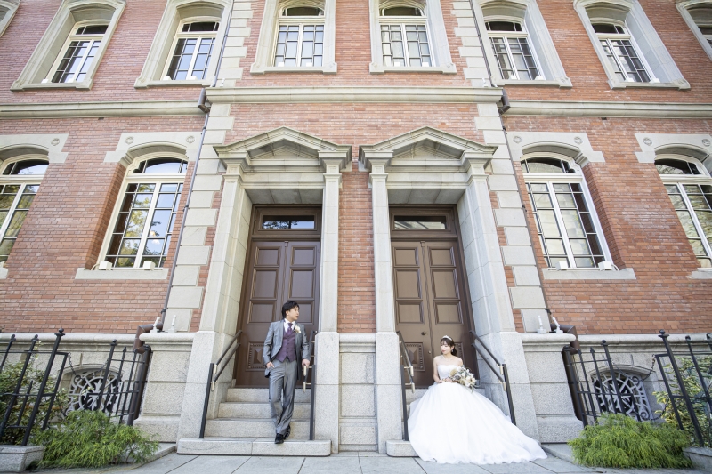 左右に分かれ・レンガの扉が開く