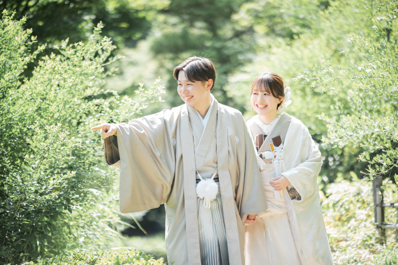 庭園を歩くふたり