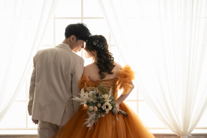 光の中で誓う、ふたりの愛