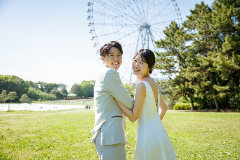 振り返って弾ける晴れやかな笑顔
