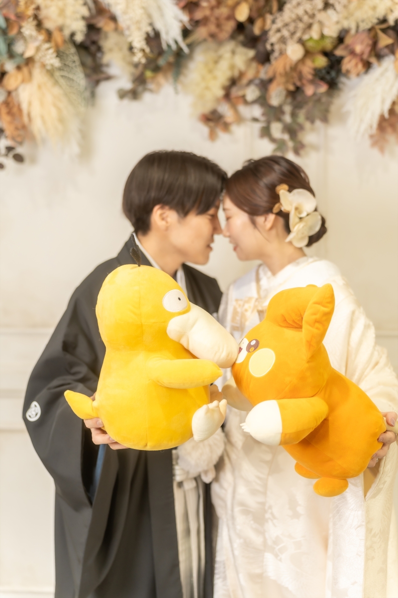ぬいぐるみを抱えて額を合わせるふたりの笑顔
