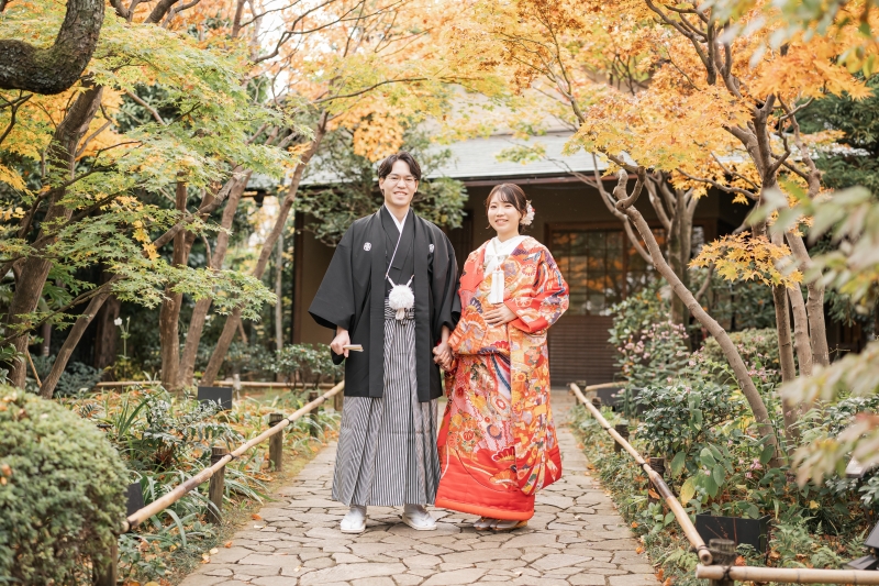 紅葉の下に立つ凜やかな礼装