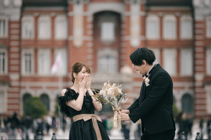 ブーケを差し出されて驚く新婦様の表情