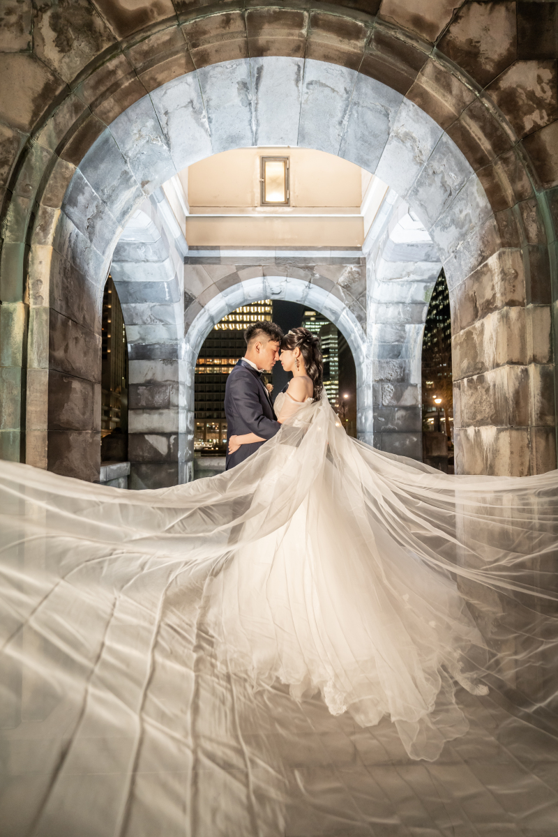 ロングベールが風になびかれながら...