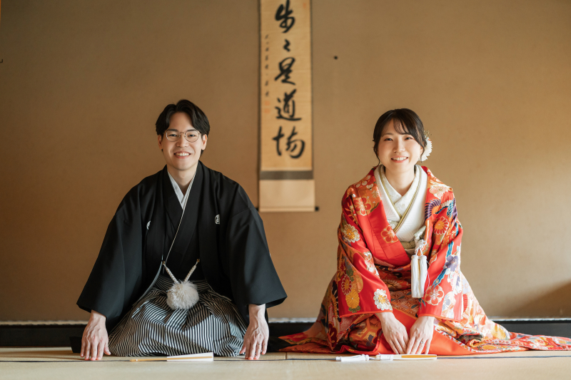 座敷に並ぶ凛とした礼装