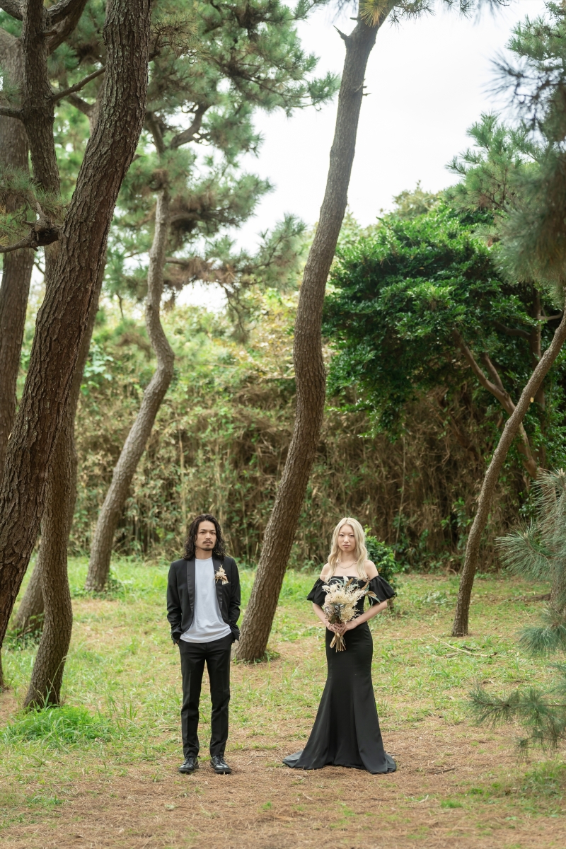 黒で揃えた衣装が松林に映える