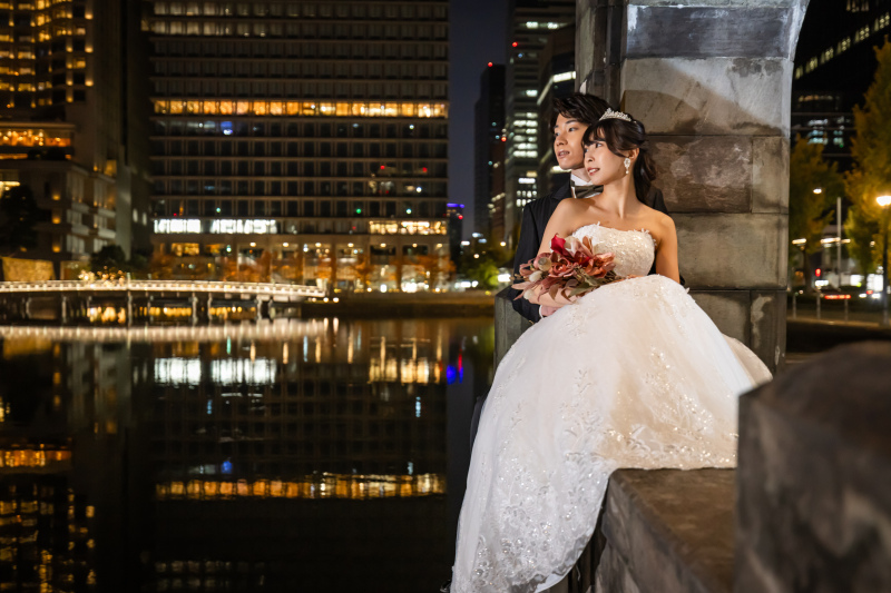 水辺の夜に寄り添うふたりの背中