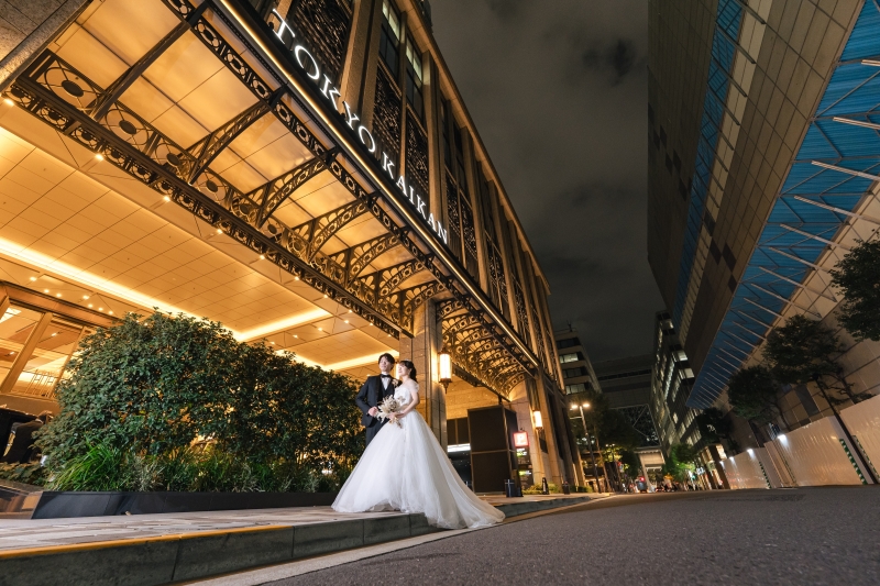 光に包まれてふわりと立つドレス姿