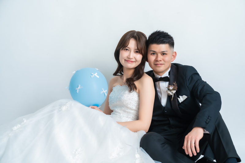 寄り添い座る和やかな笑顔