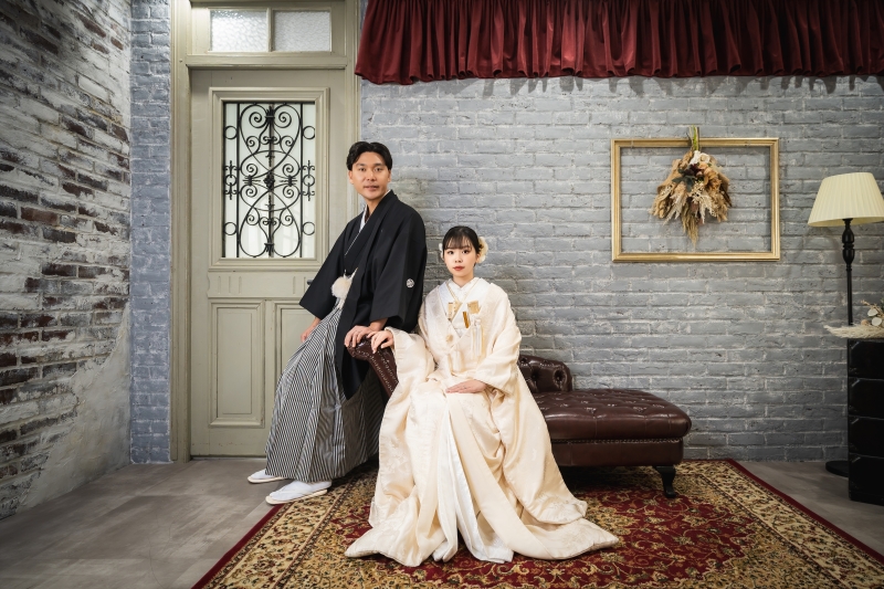 ソファに腰掛けた白無垢の落ち着き