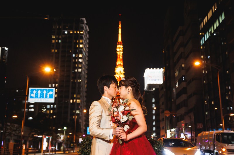 東京タワーを背景に