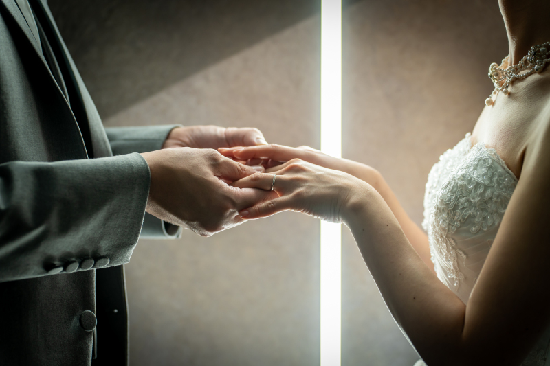 手を重ね合わせて