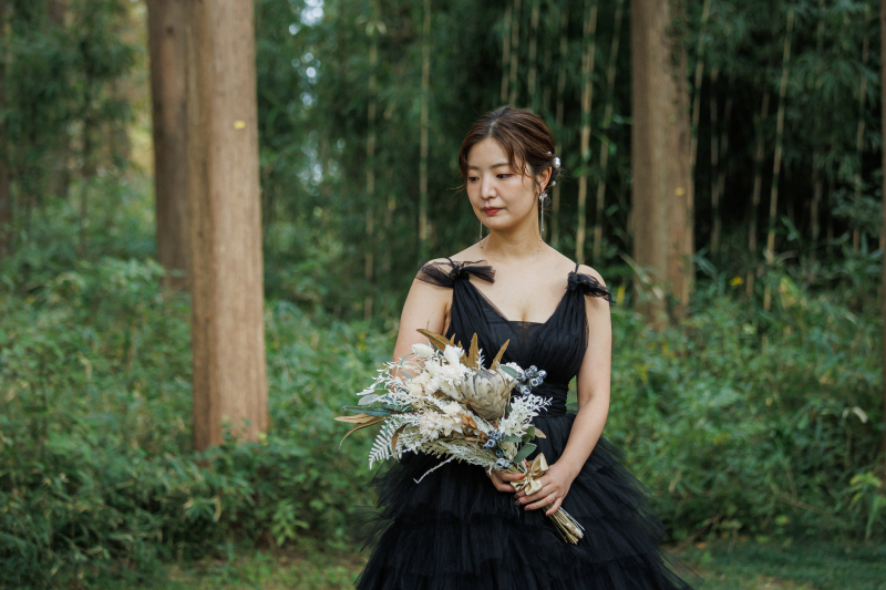 緑の森でブーケを持つ新婦様のソロショット