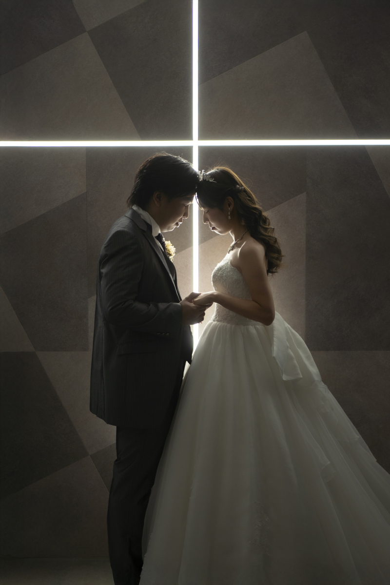 手を重ね・おでこが触れ合う瞬間