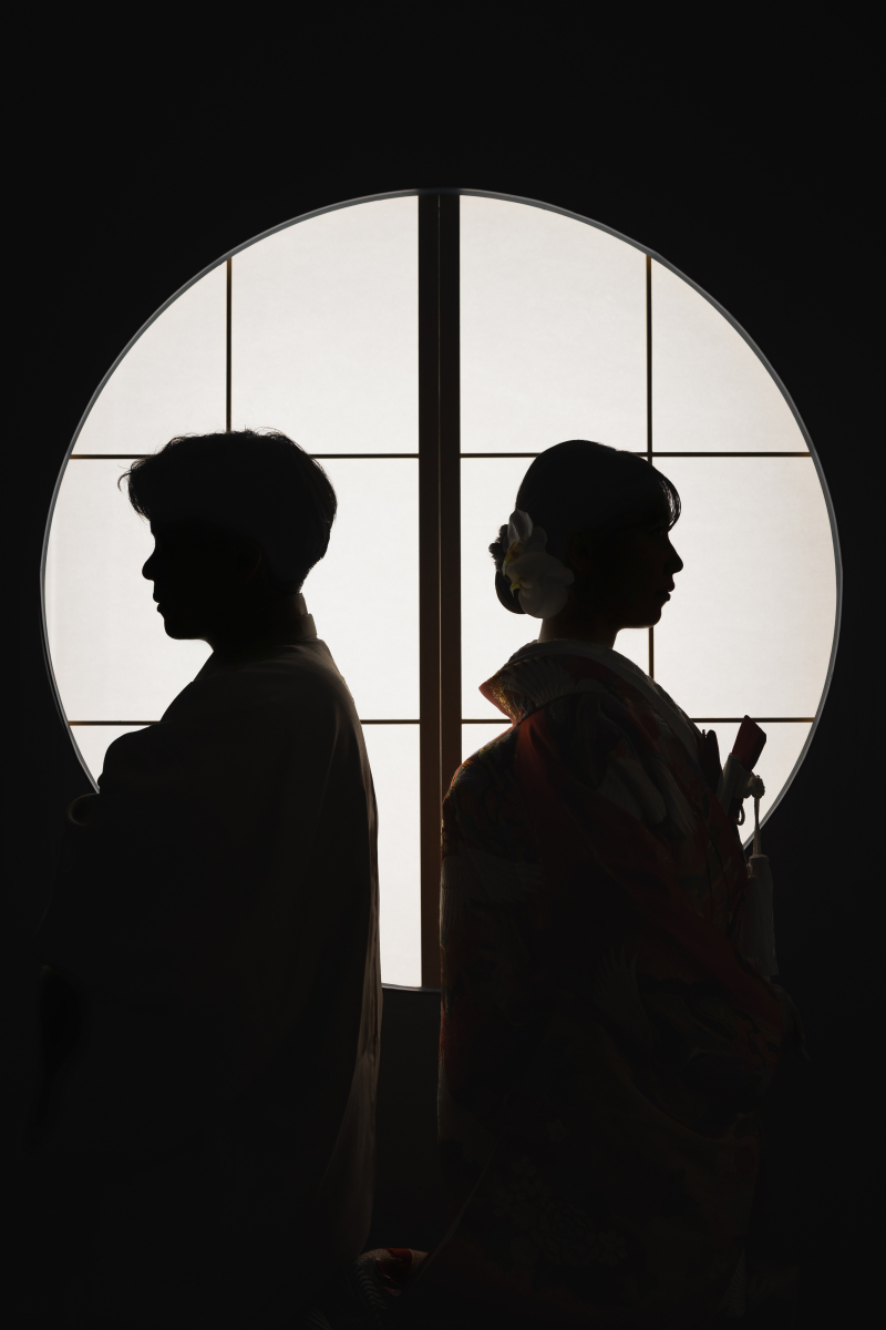 光の中に浮かぶ横顔の輪郭