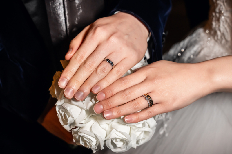 白バラの上で　２つのリングが重なる