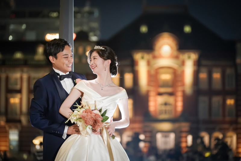 紳士的なご新郎様と美しいご新婦の東京駅ロケーション撮影