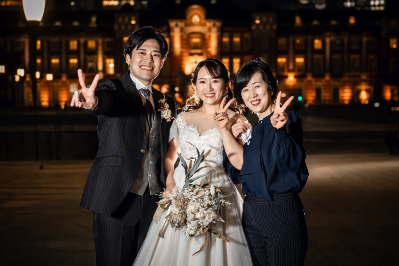 東京駅前で三人そろってVサイン