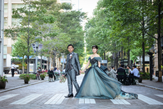昼と夜、異なる表情を楽しむ丸の内仲通りでの洋装2ロケーション前撮りプラン