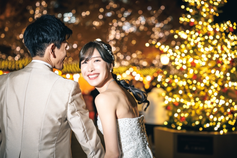 イルミネーションに輝く笑顔とドレスの煌めき