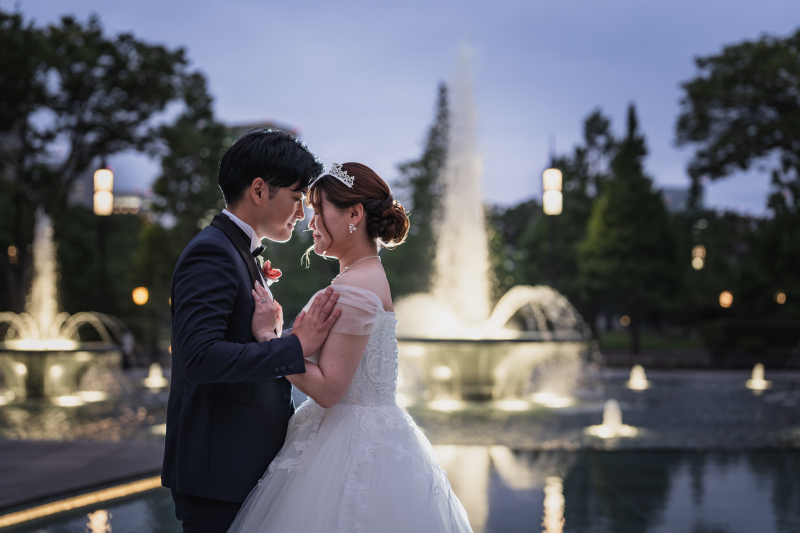 噴水前で見つめ合って