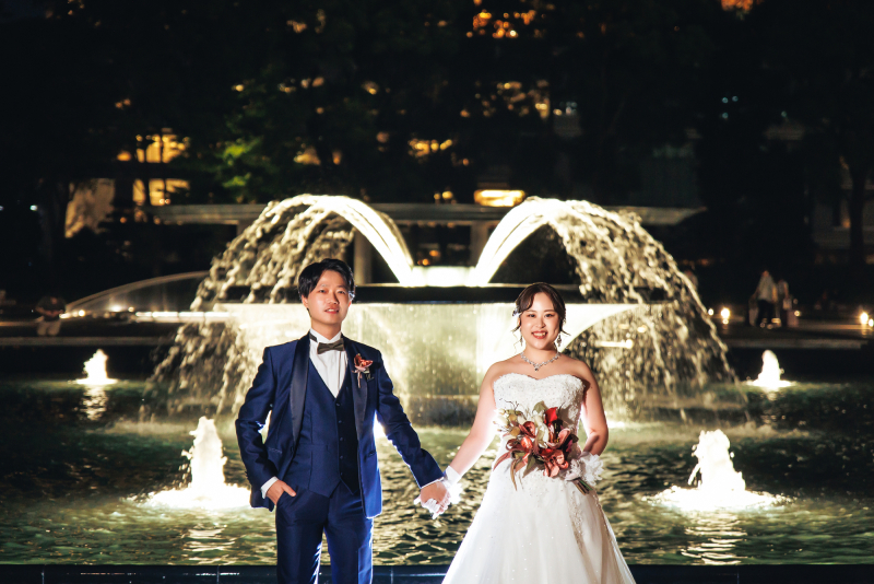 仲良く手を繋いで