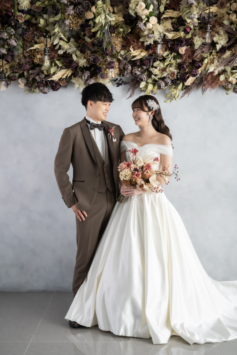 並んで立つ新郎新婦様の自然な距離