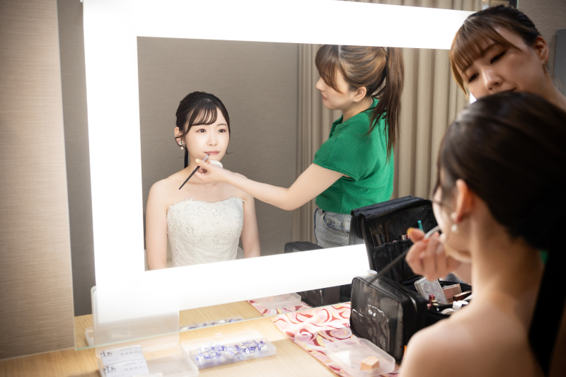 鏡越しの花嫁支度