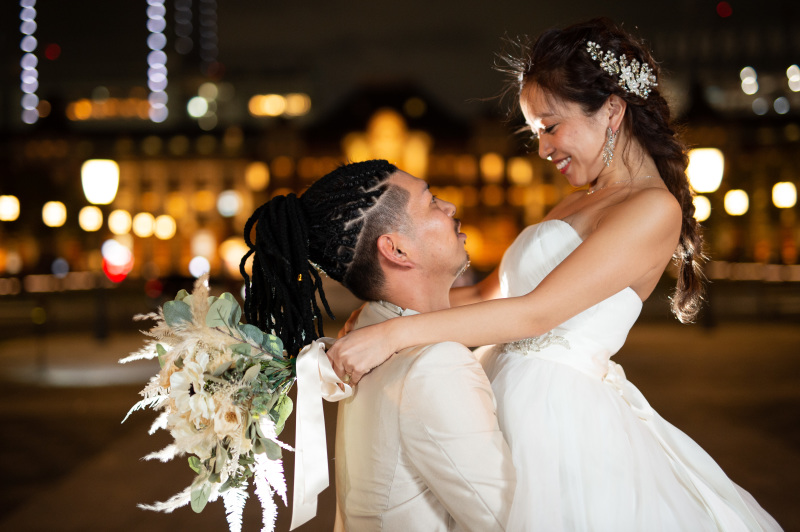 ロマンティックな抱き上げショット