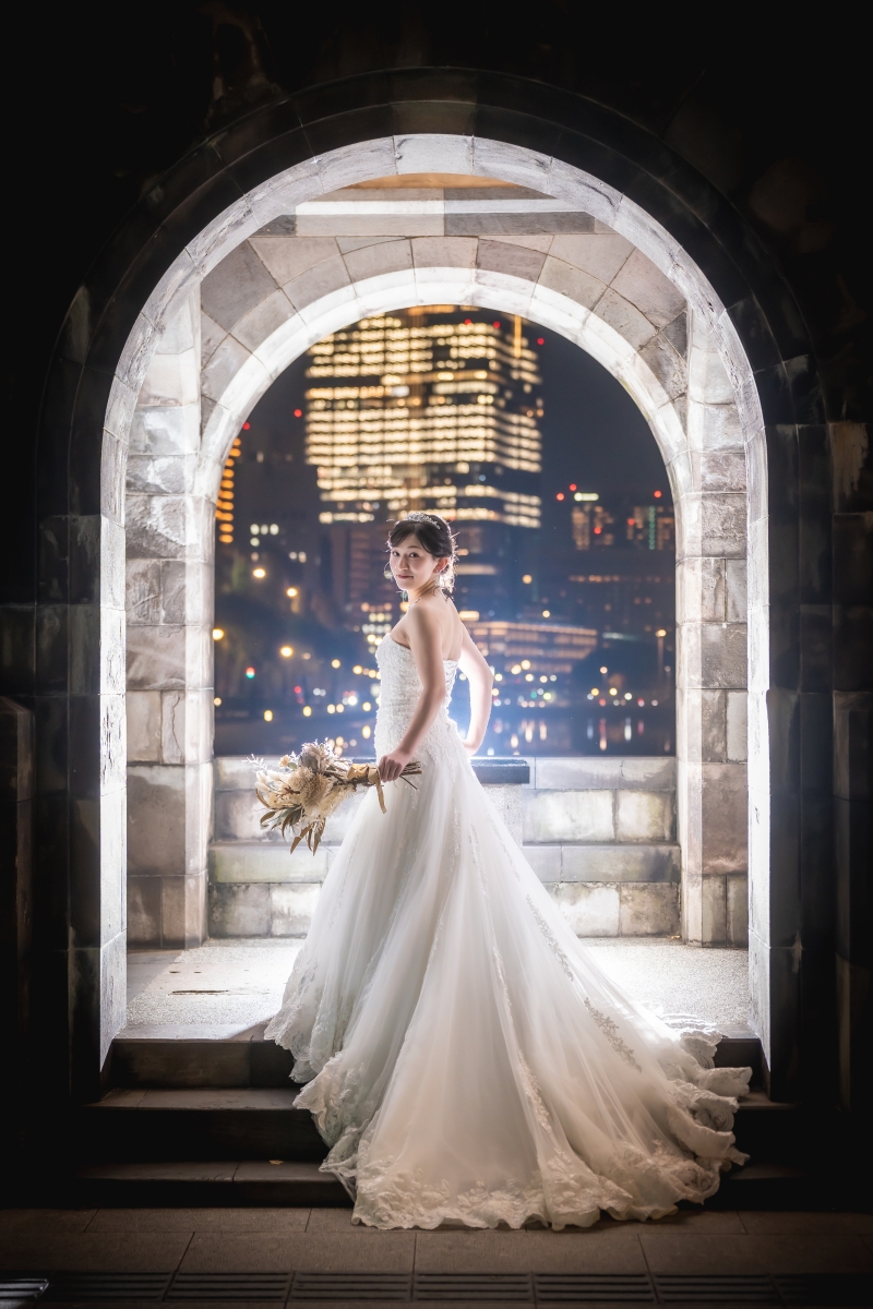 トレーンが夜の石床を静かに流れて