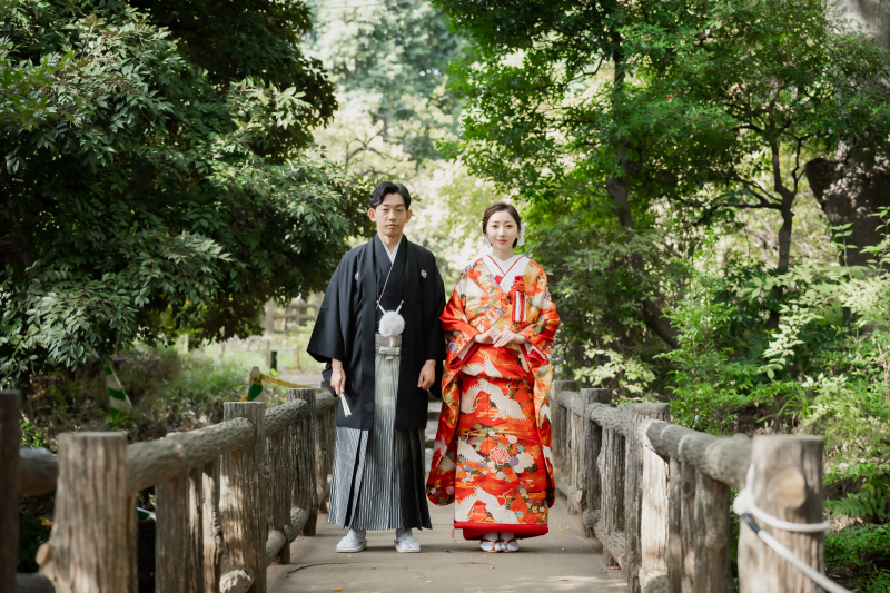 庭園の橋上で並んで立つ