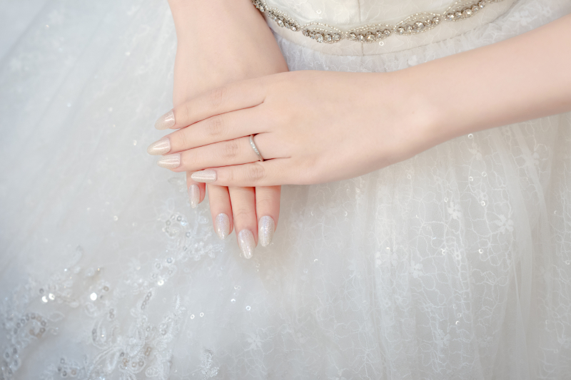 指を揃えて静かに収まる配置