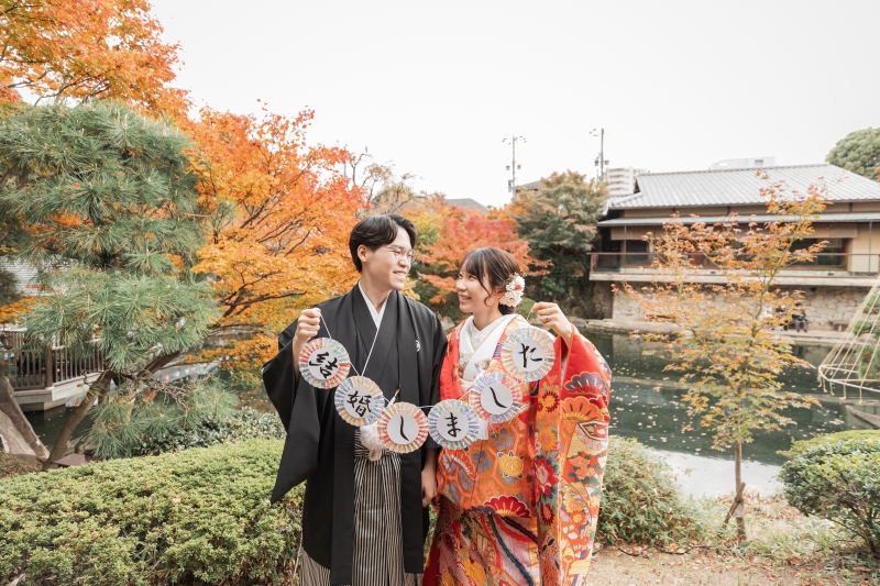 丸プレートを手にした晴れやかな表情