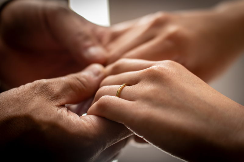 手を取り合って…