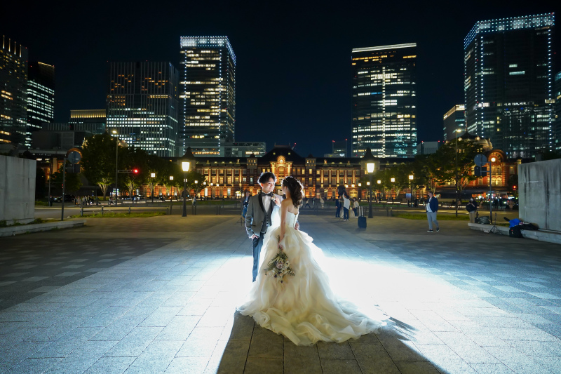 大都会東京の夜空の下で