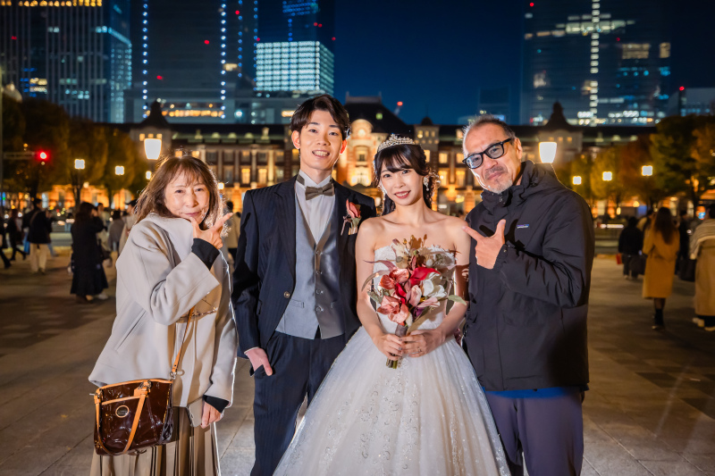 東京駅前でみんなと並んだ笑顔