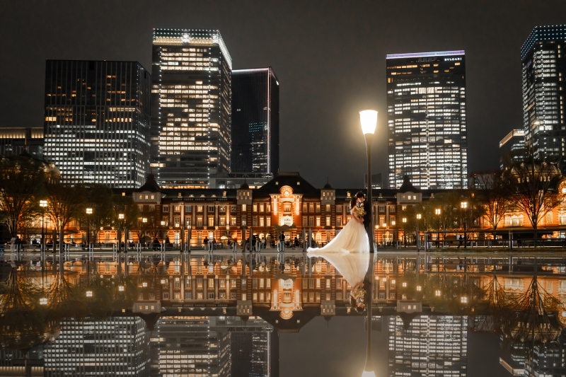 東京駅の夜景を映すリフレクションのドレス