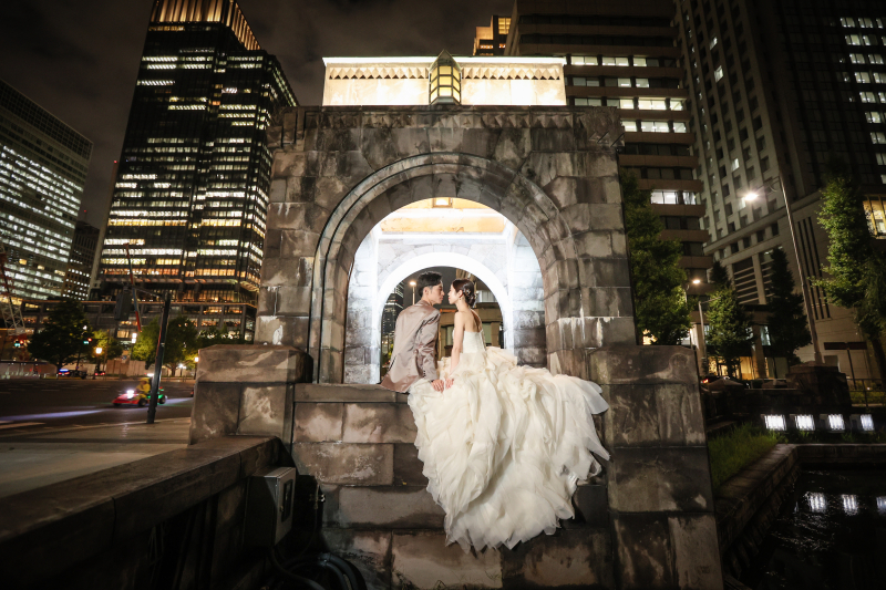 石造建築と高層ビルの背景