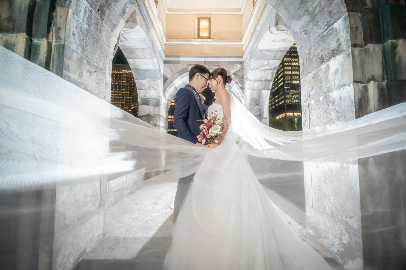 広がるベールの中に引き寄せ合うふたり