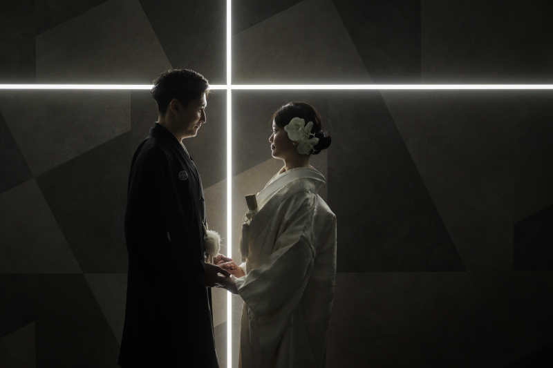 十字架のライトの前で