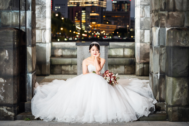 夜景を背に凛と佇む花嫁
