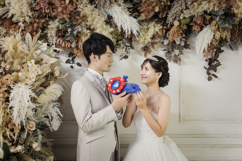 差し出す手が弾む色あざやかな瞬間