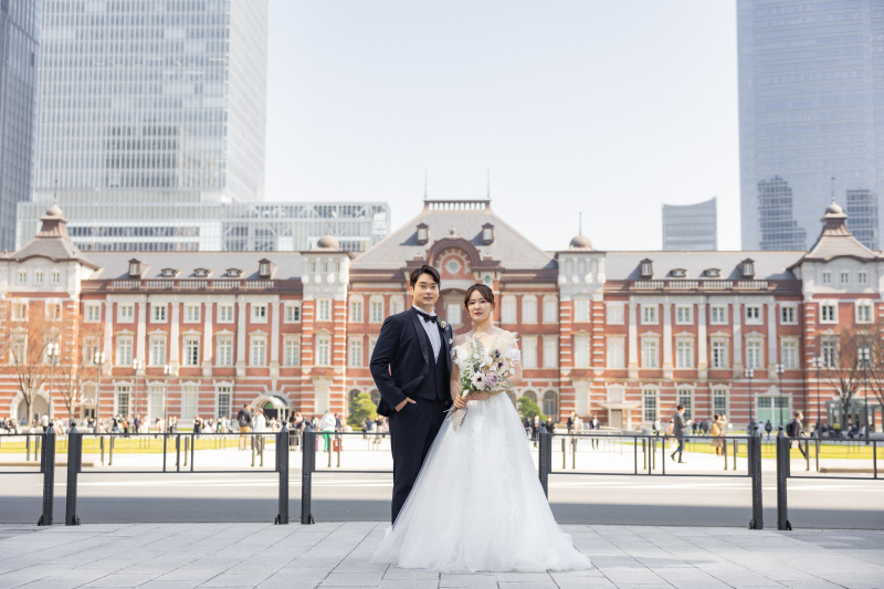 東京駅舎を背景に
