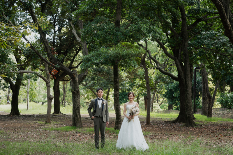 ふわり木陰に寄り添う立ち姿