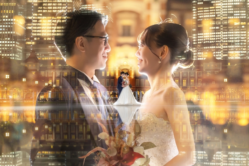 東京駅の光に溶け込むように向き合うふたり