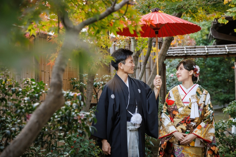 紅葉の中でちょっと見つめ合ってる感じ