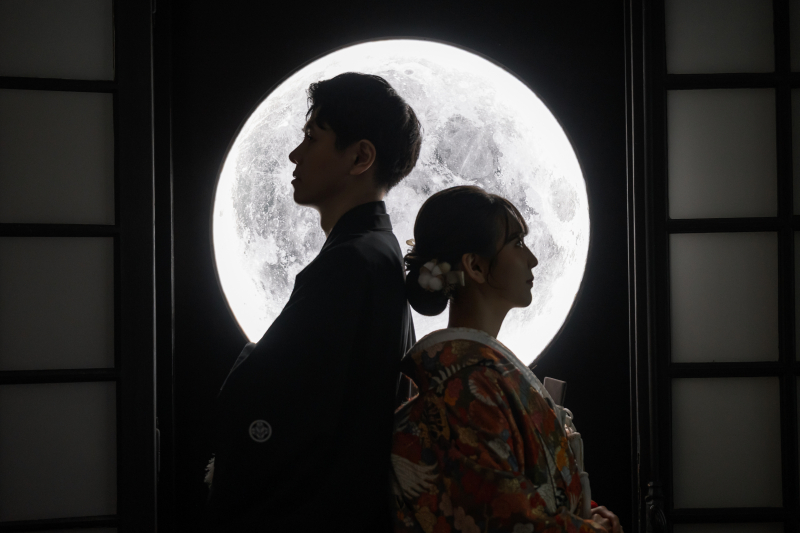 月型照明を背に横顔を見せる凛とした和装