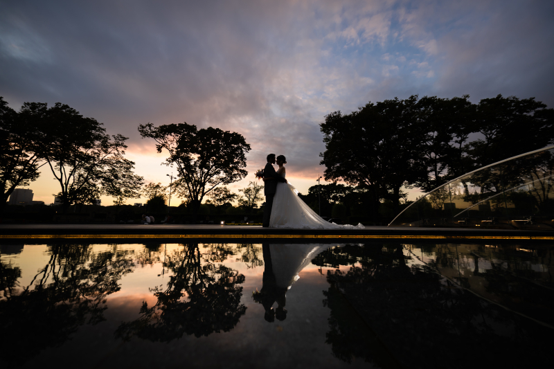 並んで立つ距離が水面に溶ける静けさ